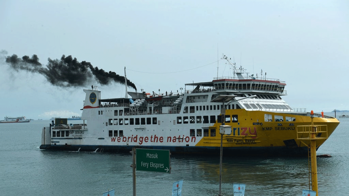 Kapal penyeberangan di Selat Sunda. (tirto.id)