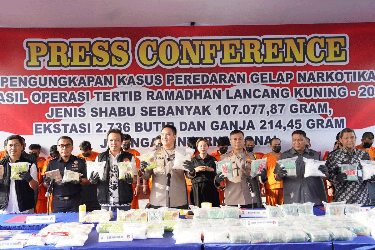 Kapolrda Riau berikan keterangan pers terkait pengungkapan kasus narkoba.