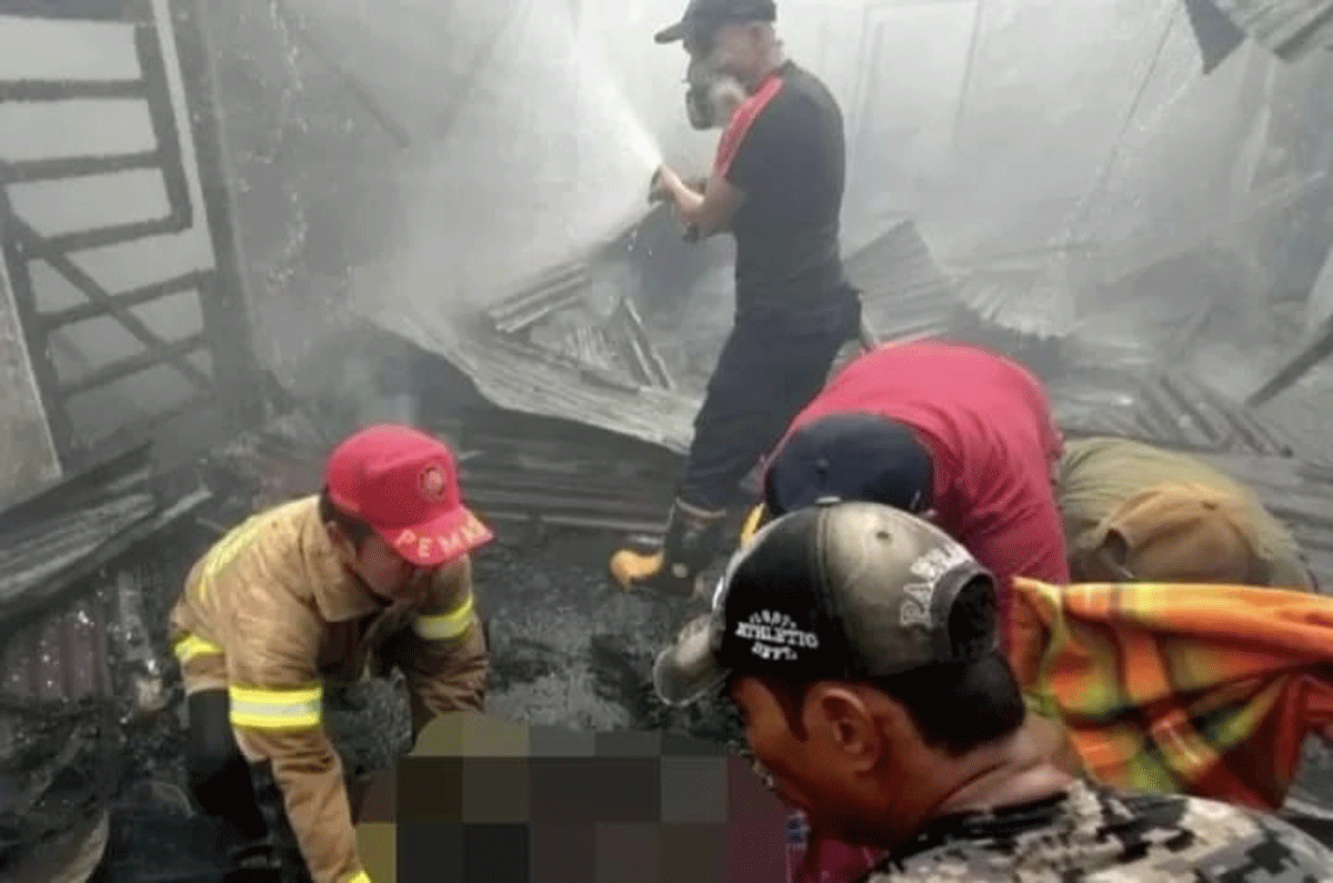 Petugas padamkan api di rumah warga yang terbakar.