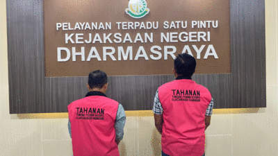 Dua tersangka dugaan korupsi yang ditahan Kejari Dharmasraya.
