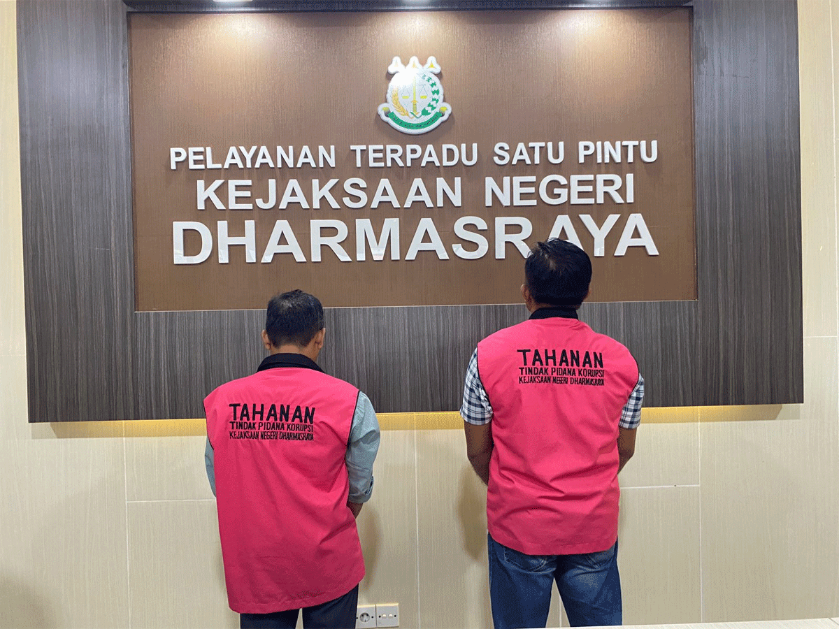 Dua tersangka dugaan korupsi yang ditahan Kejari Dharmasraya.