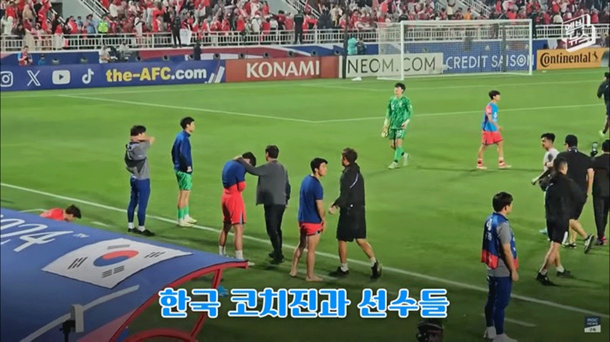 Shin Tae-yong menyemangati pemain dan staf kepelatihan Korea Selatan. (YouTube MBC News)