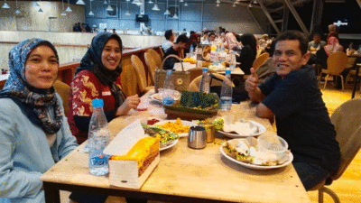 Pengunjung Pujasera Uda Sayang