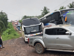 Macet Parah di Betung, Pemudik ke Sumbar Tertahan di Jalan Berjam-jam 10 Macet Parah di Betung, Pemudik ke Sumbar Tertahan di Jalan Berjam-jam