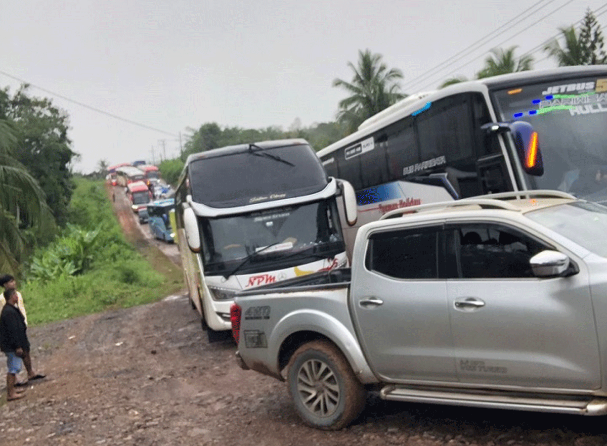 Bus-bus Sumbar terjebak macet parah di Betung. (suhanews)