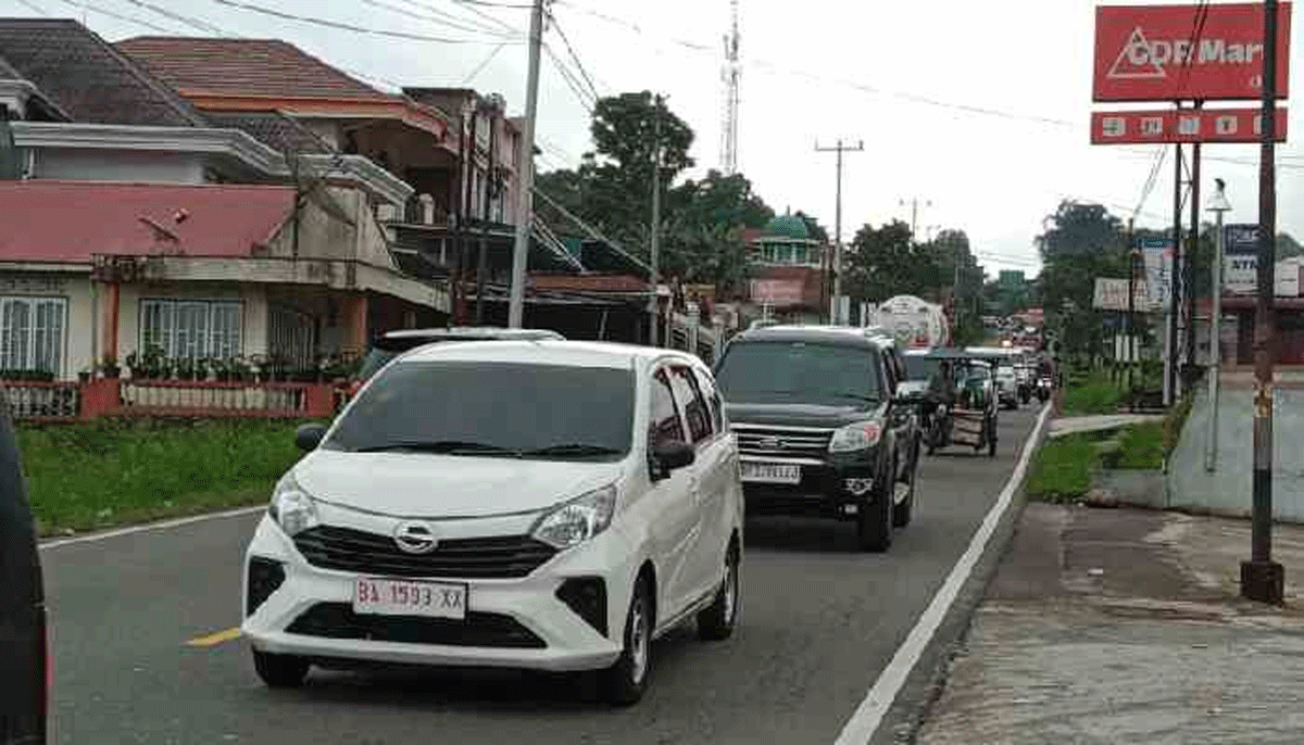 Kendaraan yang melintasi ruas Padang-Bukittinggi
