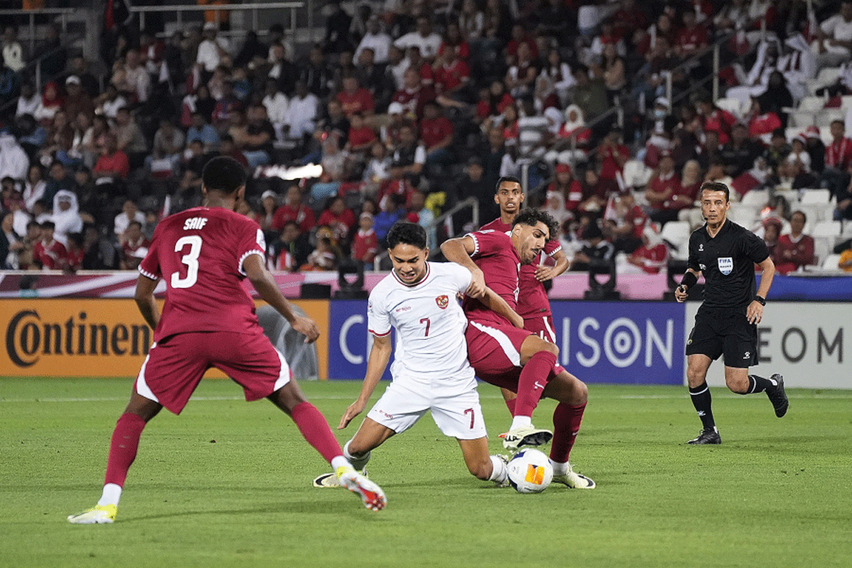 Pemain Qatar tekel Marselino Ferdinand. (pssi)