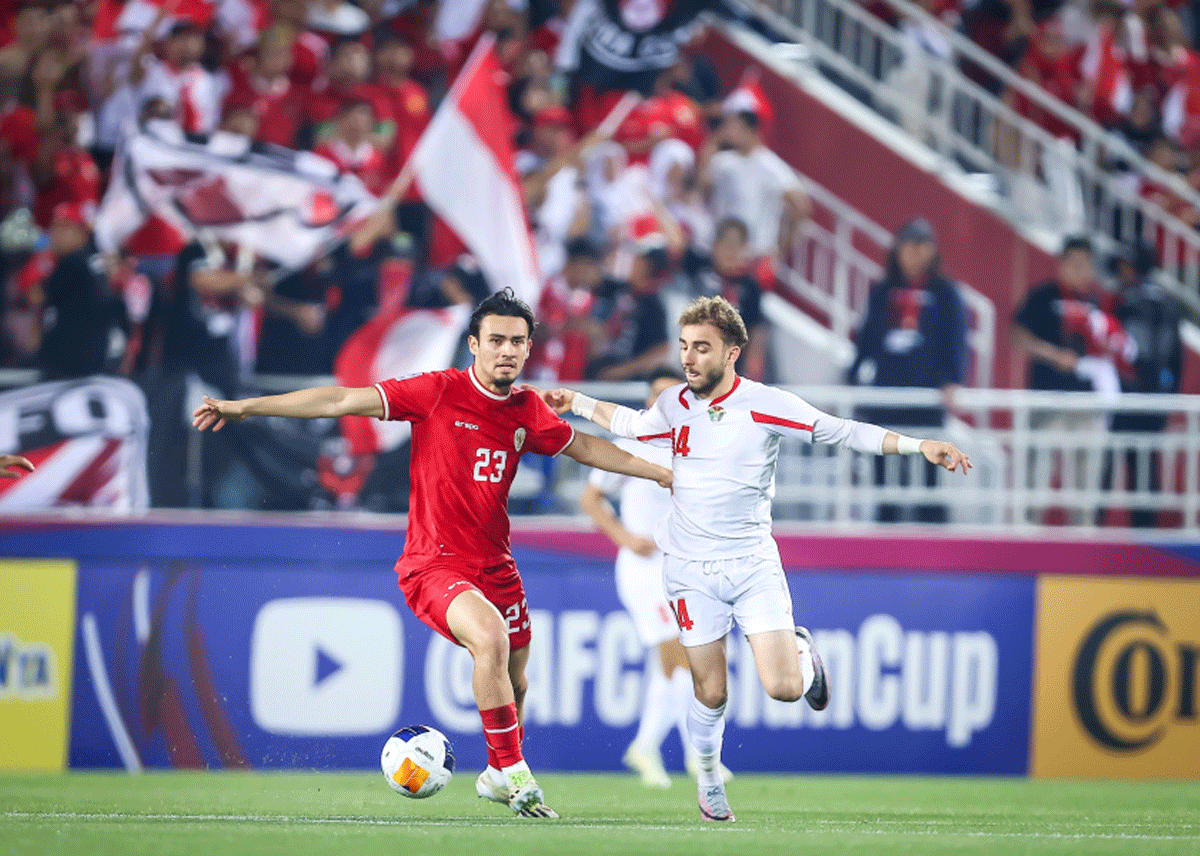 Nathan kuasai bola saat laga Indonesia dengan Yordania. (pssi)