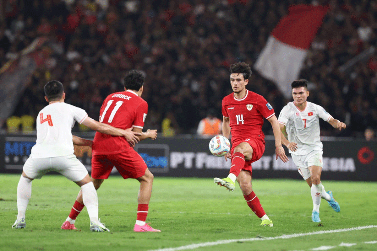 Nathan Tjoe-A-On kuasai bola waktu Indonesia jumpa Vietnam. (pssi)