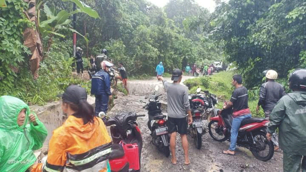 Jalan longsor di Nias Selatan