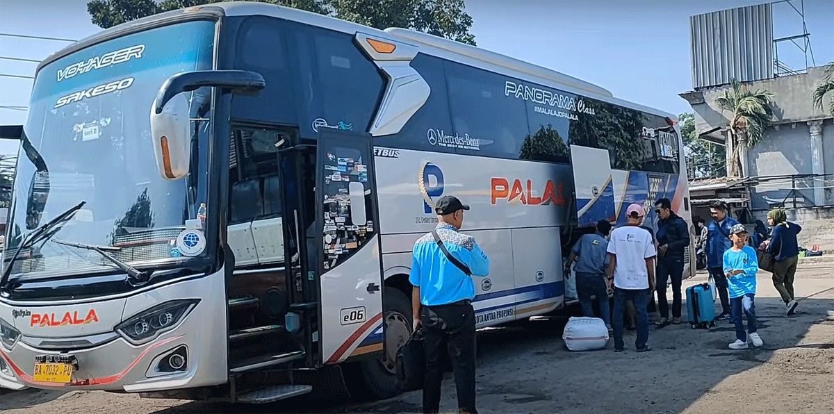 Bus Palala di Terminal Pondok Pinang. (YouTube AIKR Arif Ichwan)