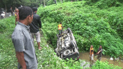 Mobil pemudik yang mengalami kecelakaan di Dharmasraya