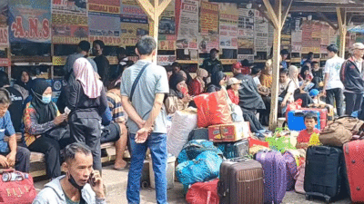 Penumpang tujuan Sumbar menunggu bus di Terminal Pondok Pinang. (AIKR Arif Ichwan)
