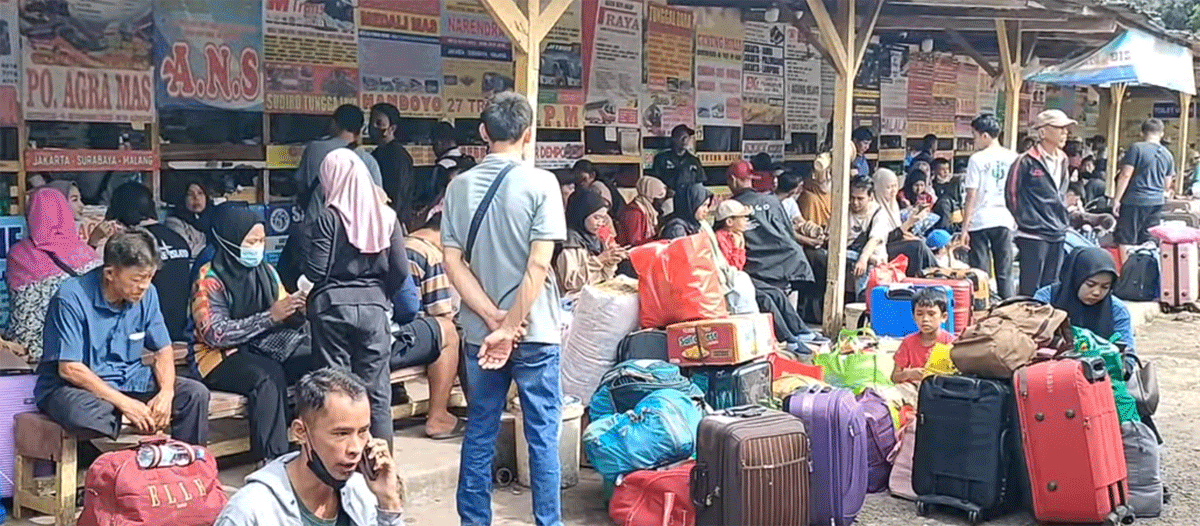 Penumpang tujuan Sumbar menunggu bus di Terminal Pondok Pinang. (AIKR Arif Ichwan)