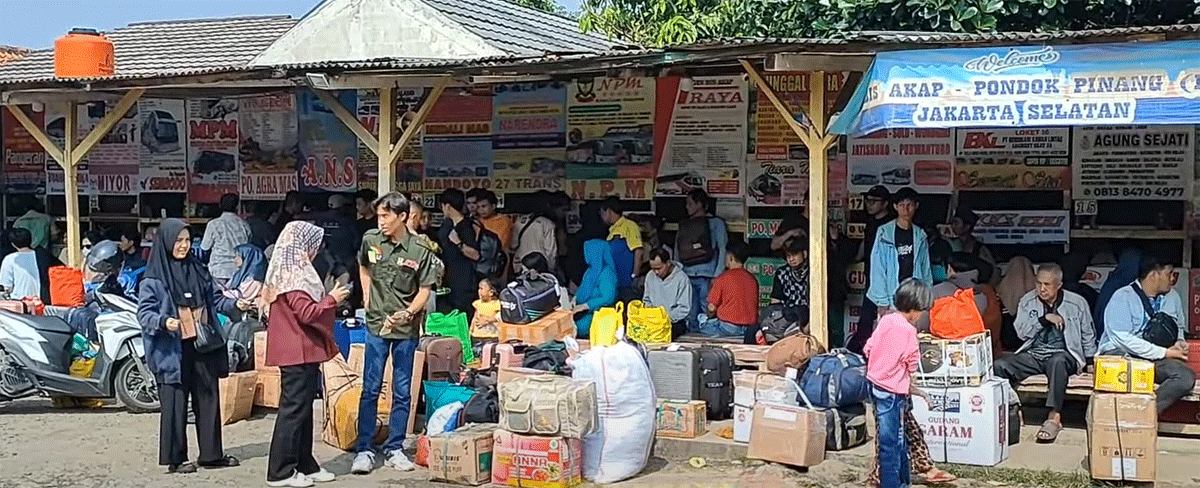 Para perantau tujuan Sumatera Barat di Terminal Pondok Pinang. (YouTube AIKR Arif Ichwan)