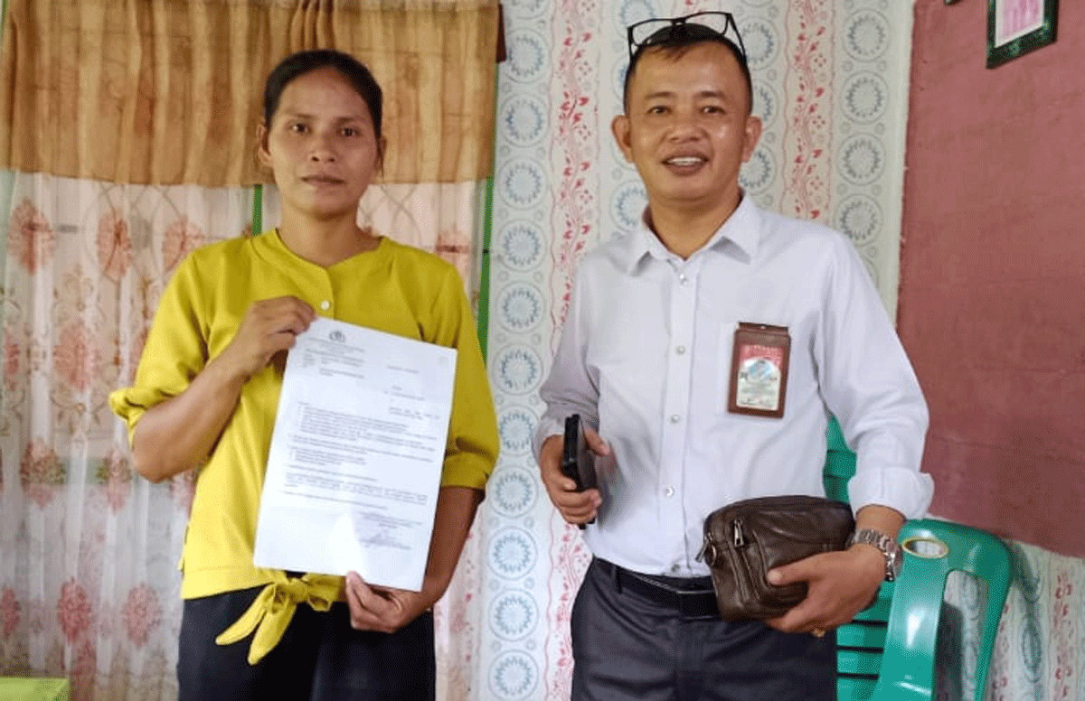 Korban dugaan penganiyaan bersama kuasa hukumnya.