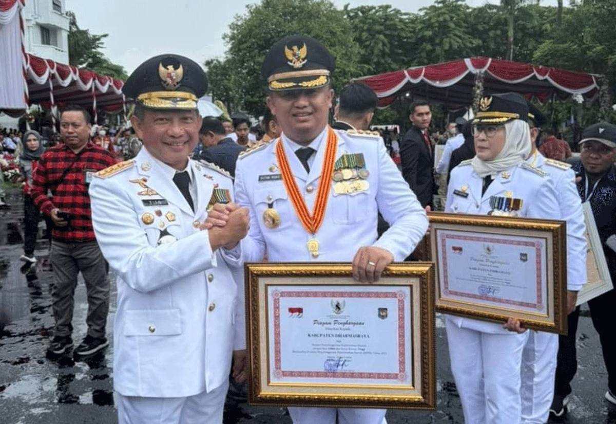 Menteri Dalam Negeri, Sutan Riska salam komando dengan Menteri Dalam Negeri di Surabaya, Kamis (25/4/2024).
