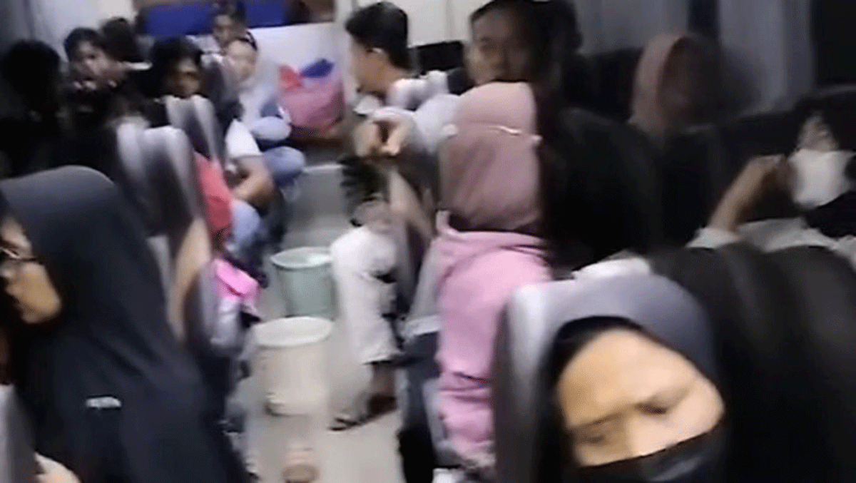 Penumpang bus yang dilanda kepanikan setelah terjadi penembakan. (detikcom)