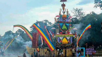 Perahu baganduang di Kuantan Singingi