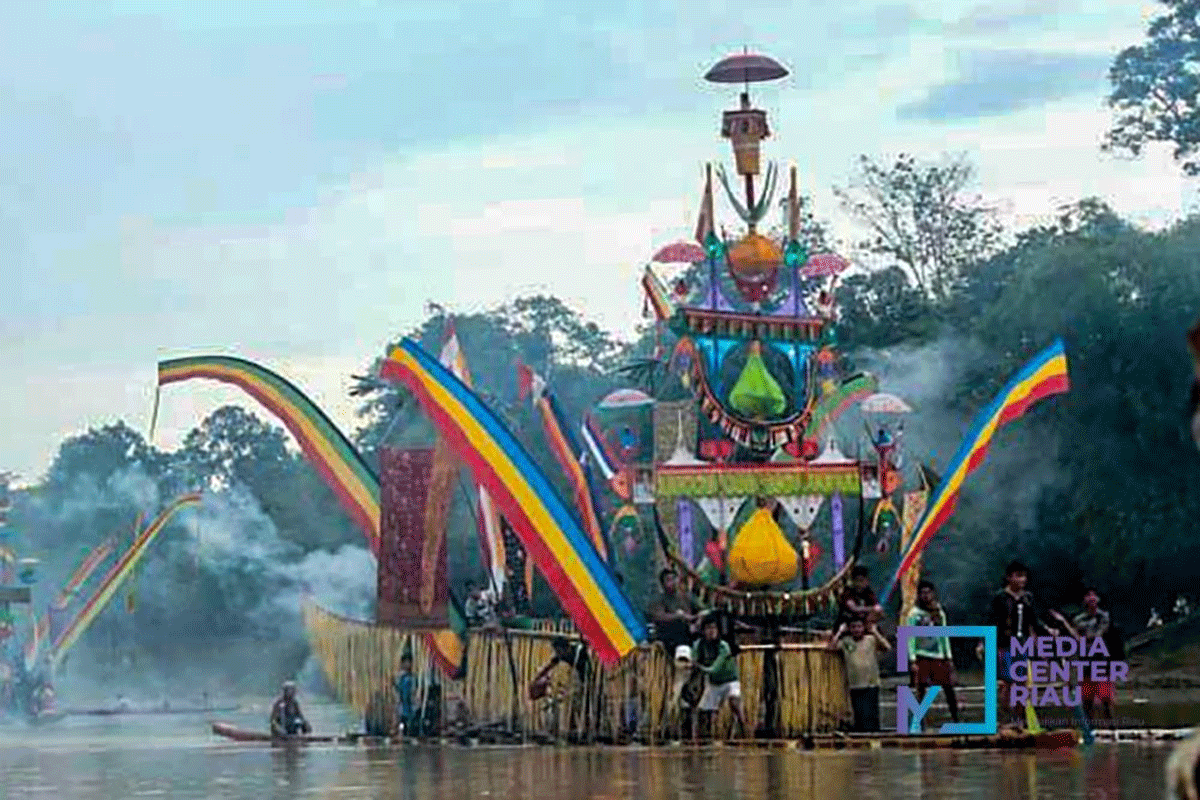 Perahu baganduang di Kuantan Singingi
