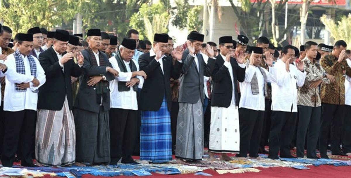 Presiden Jokowi Salat Idul Fitri bersama ribuan warga di Padang, Sumatera Barat, Rabu 6 Juli 2016. (BPMI/Rusman).