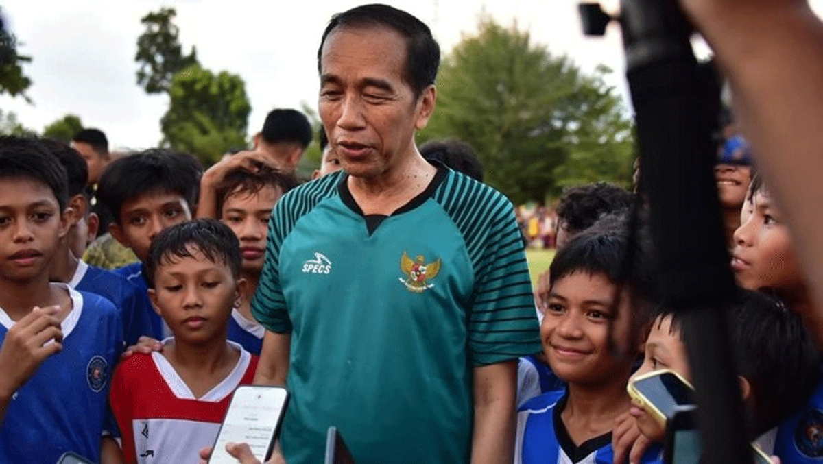 Presiden Jokowi berikan keterangan pers usai main bola Lapangan Liluwo, Kecamatan Kota Tengah, Kota Gorontalo, Minggu (21/4/2024). (Humas Pemprov Gorontalo)