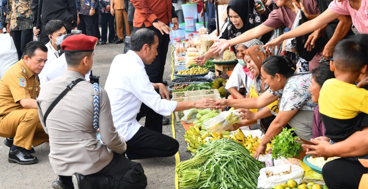 Presiden Joko Widodo berkunjung ke Pasar Muara Bungo, Jambi, Kamis (4/4/2024) untuk meninjau kondisi pasar dan ketersediaan sejumlah bahan pokok. (BPMI Setpres/Rusman)