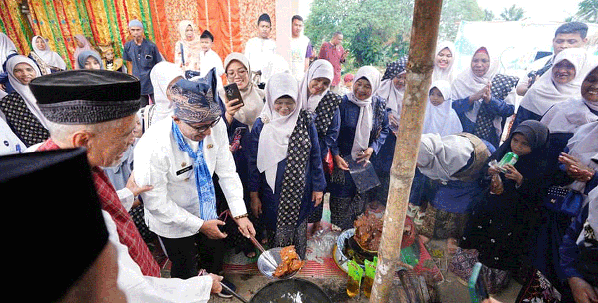 Bupati Tanah Datar turut bikin rakik maco katumba di Nagari Labuah. (prokopim)