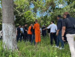 Tersangka Pembunuhan Iwan Sutrisman Telaumbanua Ikuti Rekonstruksi, Pelaku Peragakan 40 Adegan 3 Tersangka Pembunuhan Iwan Sutrisman Telaumbanua Ikuti Rekonstruksi, Pelaku Peragakan 40 Adegan