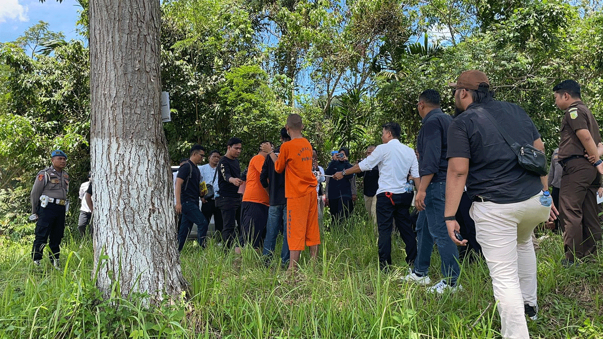 Proses rekonstruksi kasus pembunuhan di Sawahlunto.