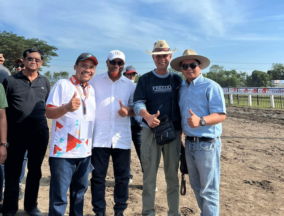 Foto bersama di gelanggang pacu kuda