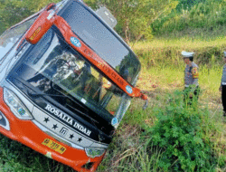 Diduga Sopir Mengantuk, Rosalia Indah Masuk Parit di Tol Batang