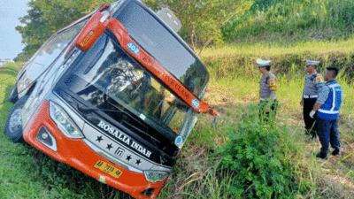 Diduga Sopir Mengantuk, Rosalia Indah Masuk Parit di Tol Batang