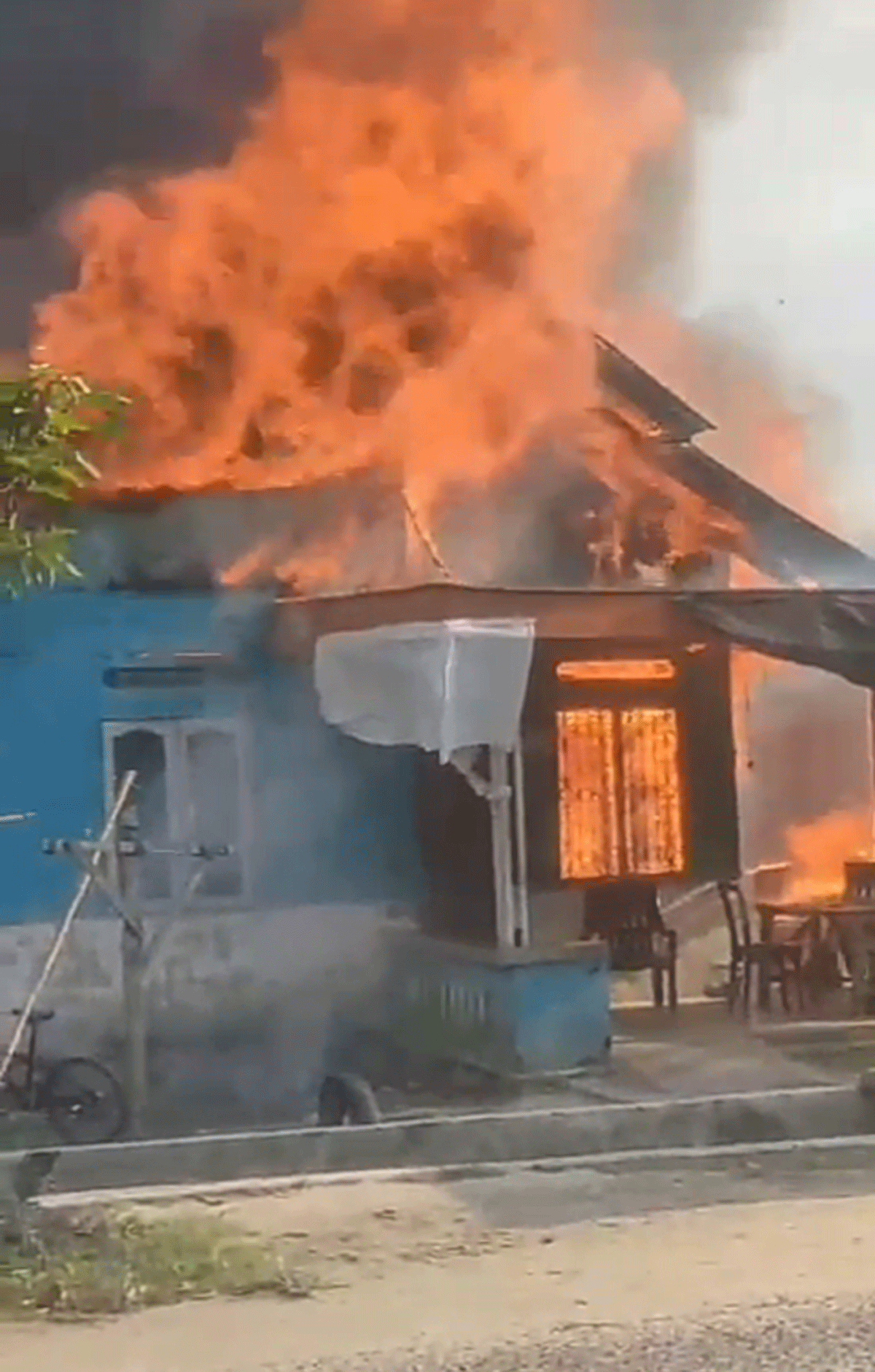Rumah terbakar di Serdang Bedagai saat penghuninya sedang ke pantai