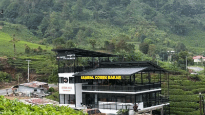 Restoran di tengah hamparan kebun teh