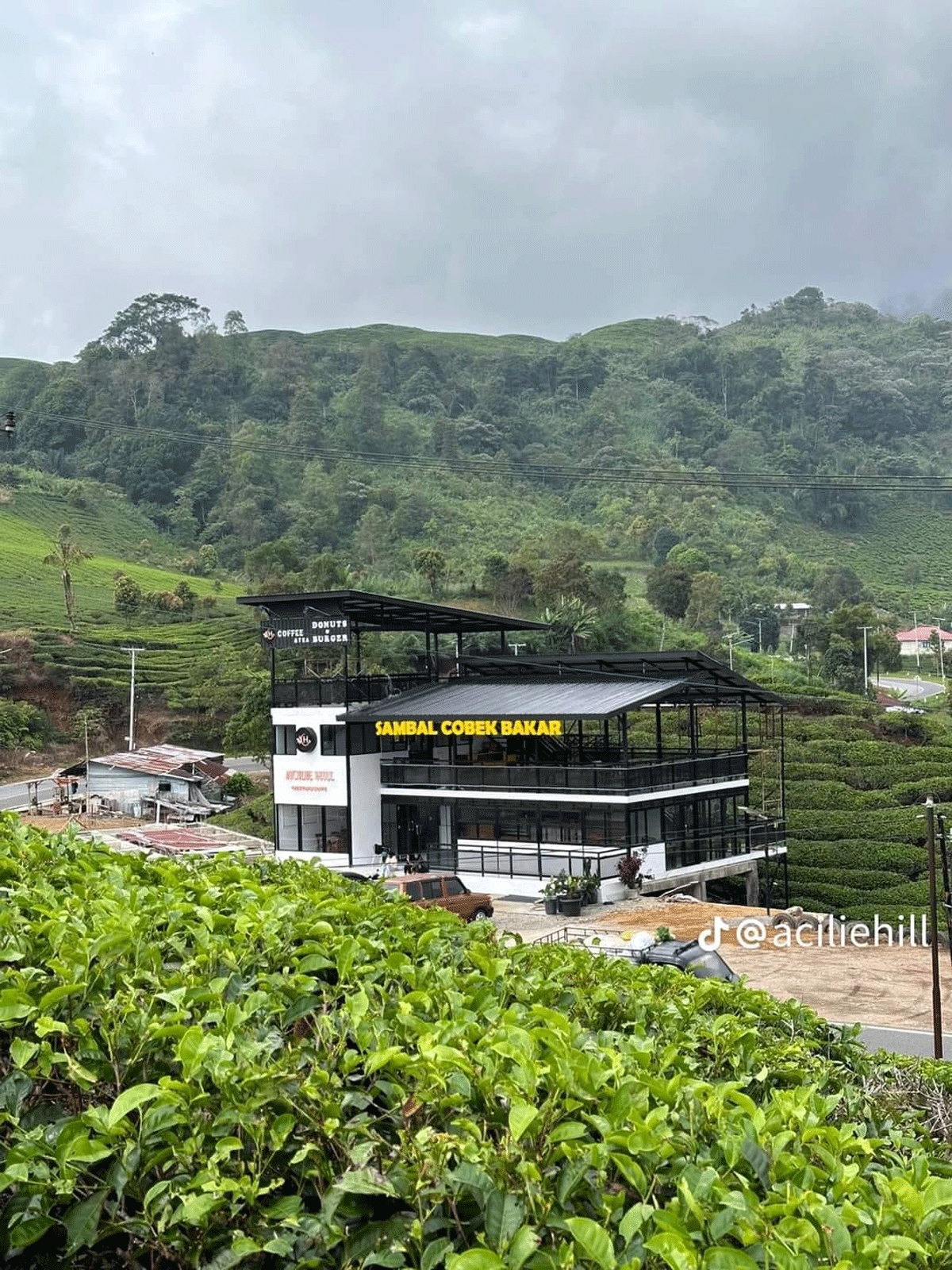 Restoran di tengah hamparan kebun teh