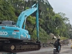 Penyumbatan Aliran Sungai Lubuk Hantu Dibersihkan, Padang-Bukittinggi Aman Dilalui 5 Penyumbatan Aliran Sungai Lubuk Hantu Dibersihkan, Padang-Bukittinggi Aman Dilalui