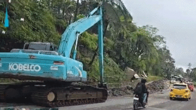 Alat berat dikerahkan untuk pengerukkkan sedimen di aliran Sungai Lubuk Hantu