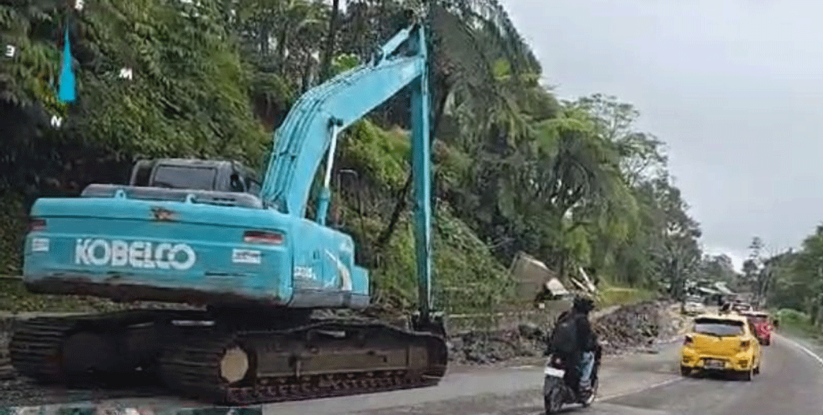 Alat berat dikerahkan untuk pengerukkkan sedimen di aliran Sungai Lubuk Hantu