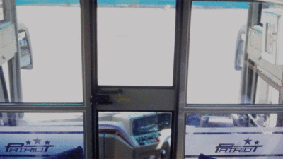 Sekat pembatas ruang kemudi dengan kabin penumpan bus.