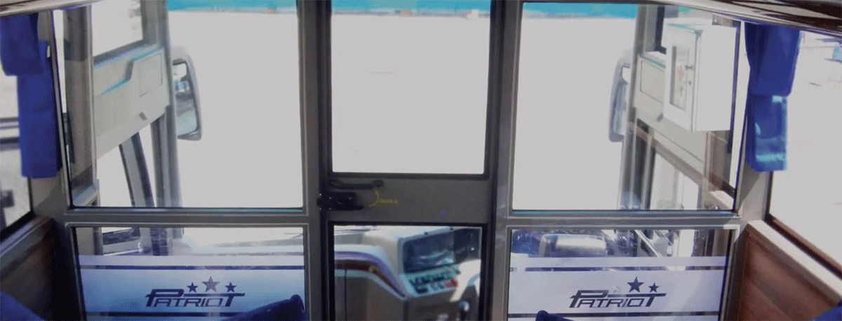 Sekat pembatas ruang kemudi dengan kabin penumpan bus.