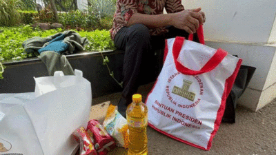 Warga yang dapat paket sembako ketika ikut open house di Istana Negara. (detikcom)