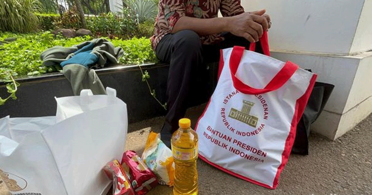 Warga yang dapat paket sembako ketika ikut open house di Istana Negara. (detikcom)