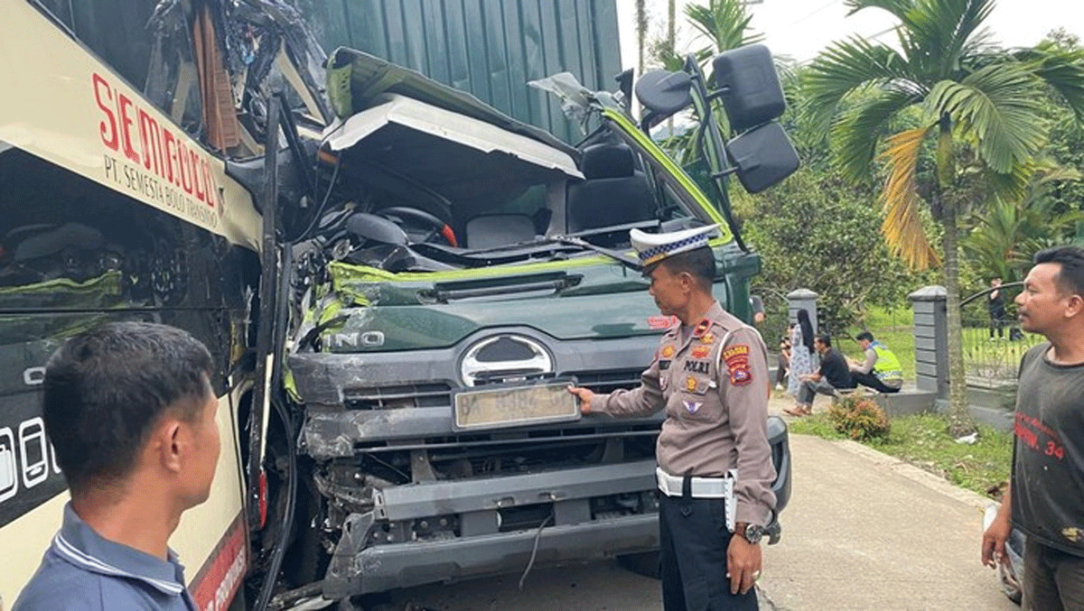 Polisi olah TKP kecelakaan bus Sembodo dengan truk.