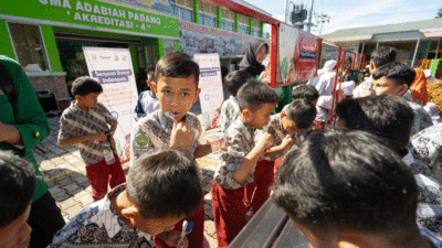Murid SD sikat gigi bersama di Padang. (ist)