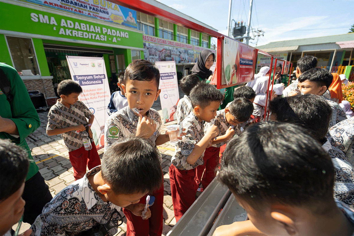 Murid SD sikat gigi bersama di Padang. (ist)
