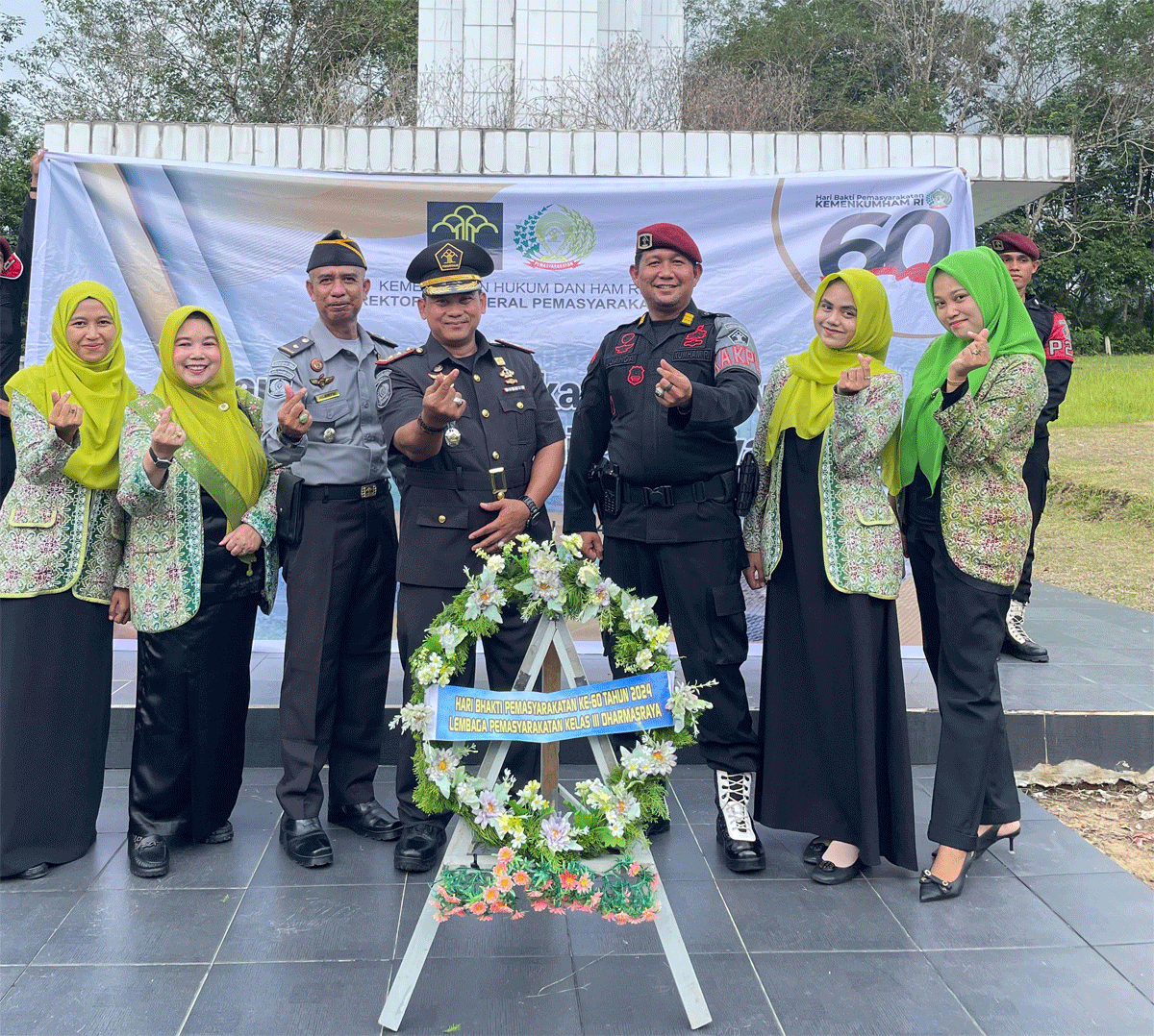Foto bersama usai tabur bunga.