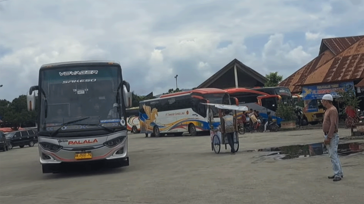 Kesibukan di Terminal Bareh Solok. (YouTube Bang Ajay Channel)