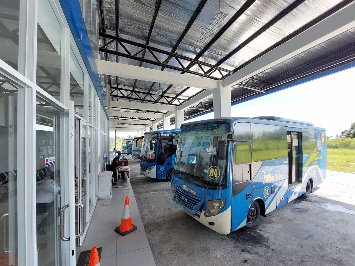 Bus Trans Padang di Terminal Anak Aie. (wikipedia)