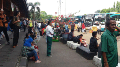 Penumpang menunggu bus di Terminal Kampung Rambutan, Jakarta. (info publik)